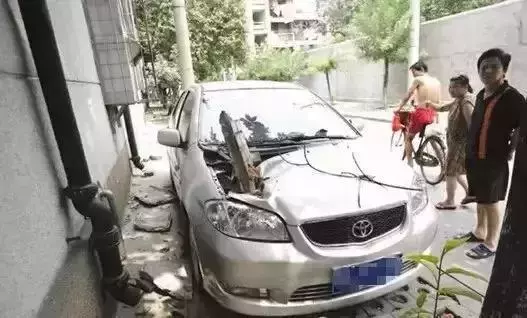 在大馬停車有技巧,三個停車位,你願意停放在那? -