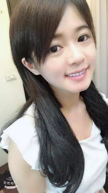 她亂買超廢「假牙玩具」…戴上去「咧嘴微笑」竟美到超過100分!網友:這東西太火了… -