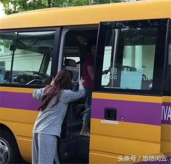張柏芝睡衣素顏披頭散髮送兒子上學!結果一轉過身來,那「披頭散髮素顏照」讓網友都看傻了!網友:這簡直就是.. -