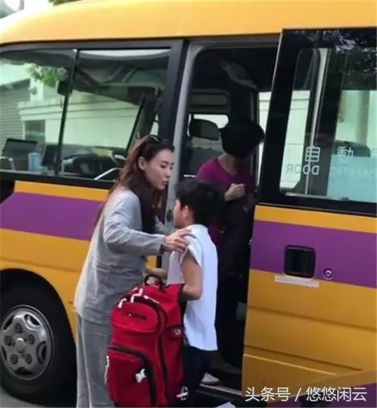 張柏芝睡衣素顏披頭散髮送兒子上學!結果一轉過身來,那「披頭散髮素顏照」讓網友都看傻了!網友:這簡直就是.. -