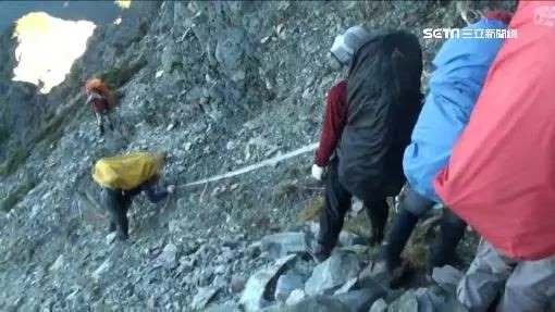 男墜大雪山谷亡 家屬見遺體跪地哭癱