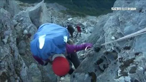 男墜大雪山谷亡 家屬見遺體跪地哭癱