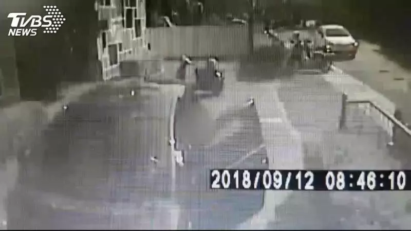 7歲女童哭鬧不上課 遭母親丟包馬路邊