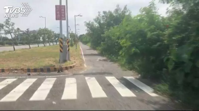 7歲女童哭鬧不上課 遭母親丟包馬路邊