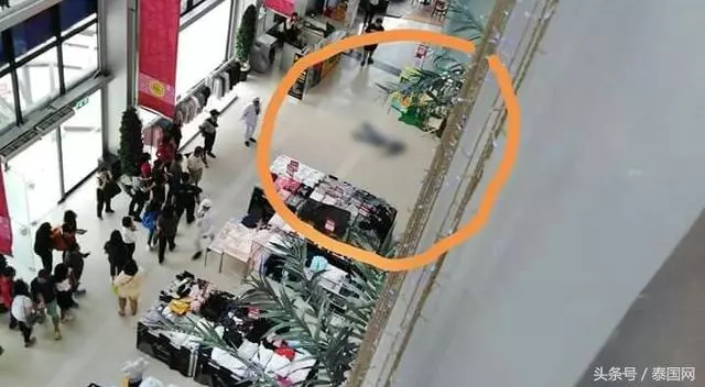 泰國暖武裡一名男子從商場4樓墜下身亡!