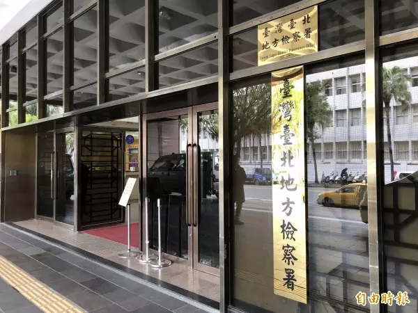 最壞示範!撿到1萬3現金皮夾 夫妻當孩子面暗槓