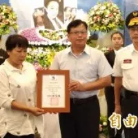 最壞示範!撿到1萬3現金皮夾 夫妻當孩子面暗槓