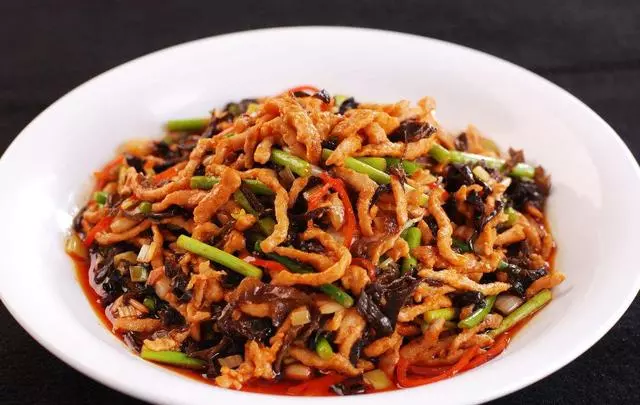 美食大廚教你:「魚香肉絲」的家常做法,鮮香濃郁,口味咸甜酸辣