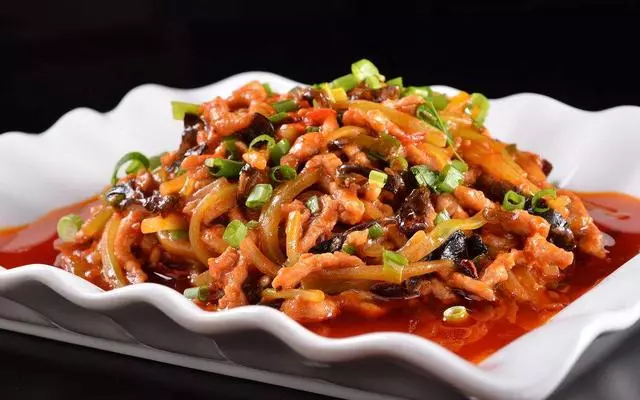 美食大廚教你:「魚香肉絲」的家常做法,鮮香濃郁,口味咸甜酸辣