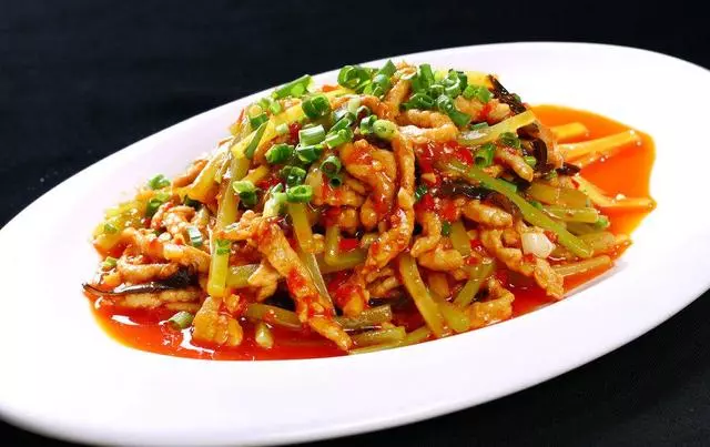 美食大廚教你:「魚香肉絲」的家常做法,鮮香濃郁,口味咸甜酸辣