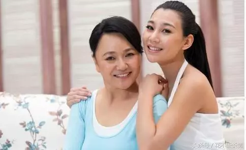 小姑子上大學,在我們家住了三年,女兒生日時,她送來一張銀行卡