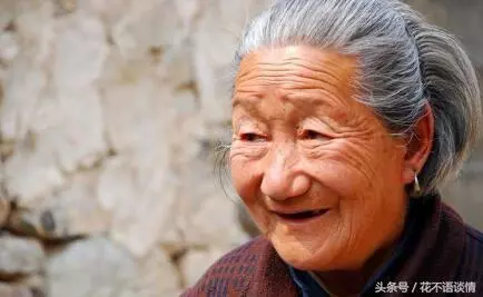 男子在城裡打工,每月給老婆三千塊錢,回家推開門後,他掀了桌子
