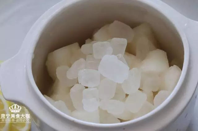 秋天乾燥要多給家人燉這種糖水喝,潤肺生津,常喝防秋燥對喉嚨好