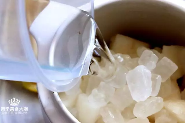 秋天乾燥要多給家人燉這種糖水喝,潤肺生津,常喝防秋燥對喉嚨好