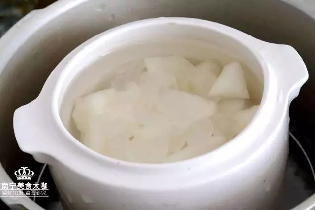 秋天乾燥要多給家人燉這種糖水喝,潤肺生津,常喝防秋燥對喉嚨好