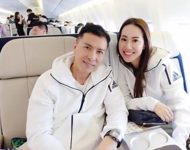 55歲甄子丹攜妻出國旅遊,年輕得看不出年齡,狀態最好的功夫巨星~