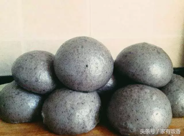 黑芝麻別再卷花捲了,把芝麻揉進麵粉里,上鍋蒸一蒸,香軟特好吃