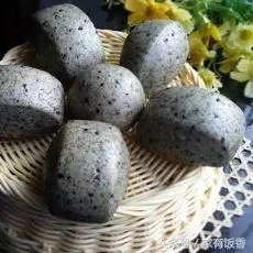 黑芝麻別再卷花捲了,把芝麻揉進麵粉里,上鍋蒸一蒸,香軟特好吃