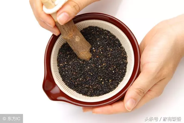 黑芝麻別再卷花捲了,把芝麻揉進麵粉里,上鍋蒸一蒸,香軟特好吃