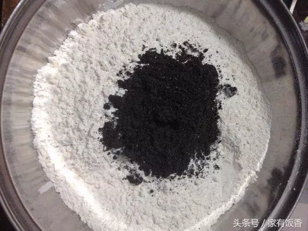 黑芝麻別再卷花捲了,把芝麻揉進麵粉里,上鍋蒸一蒸,香軟特好吃