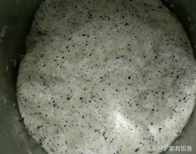 黑芝麻別再卷花捲了,把芝麻揉進麵粉里,上鍋蒸一蒸,香軟特好吃
