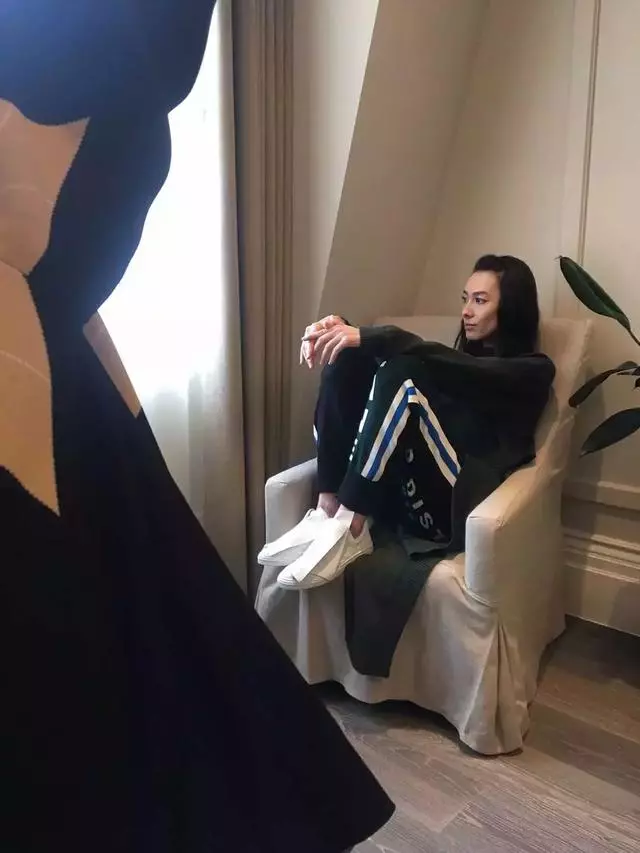 朋友圈裡的梁洛施,未PS臉頰完全凹陷,網友:像個乾癟的老太婆~