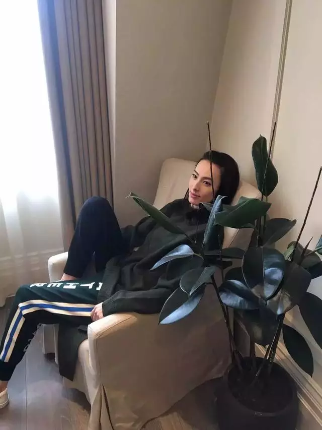 朋友圈裡的梁洛施,未PS臉頰完全凹陷,網友:像個乾癟的老太婆~