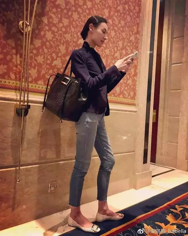 朋友圈裡的梁洛施,未PS臉頰完全凹陷,網友:像個乾癟的老太婆~