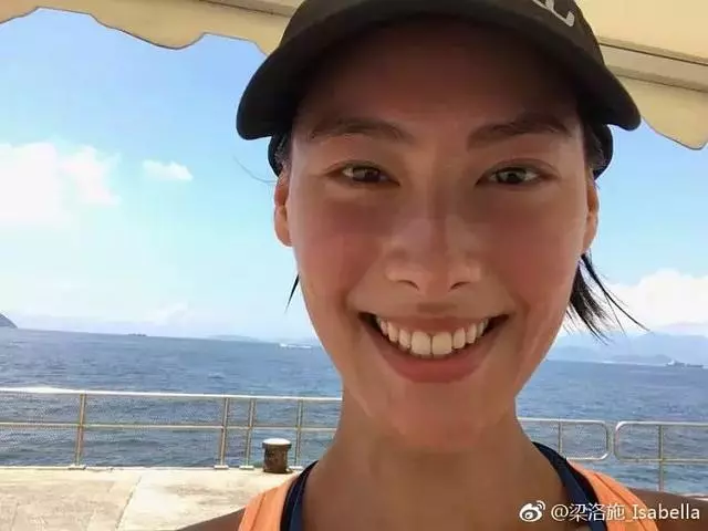 朋友圈裡的梁洛施,未PS臉頰完全凹陷,網友:像個乾癟的老太婆~