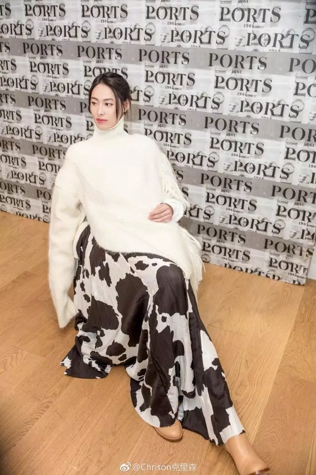 朋友圈裡的梁洛施,未PS臉頰完全凹陷,網友:像個乾癟的老太婆~