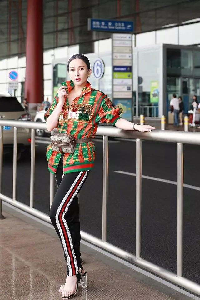 「蛇精臉」大軍又添一員,39歲溫嵐大變臉,畸形審美毀了自己!