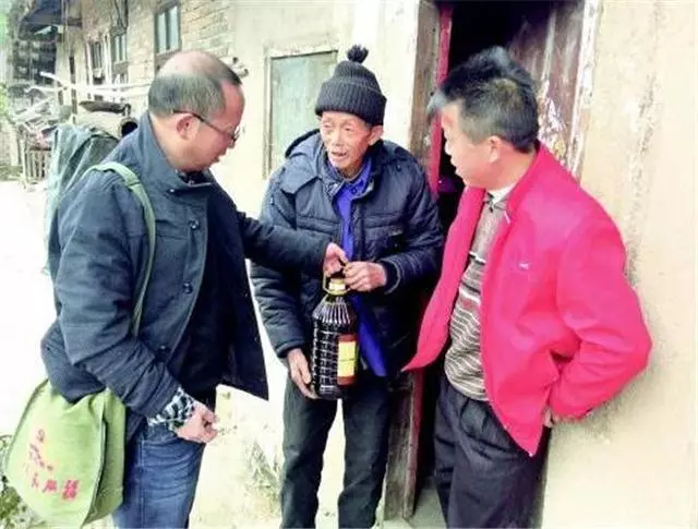 村裡來個乞丐,被眾人嘲笑,事後整村的房子被拆了