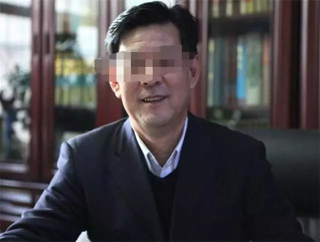 村裡來個乞丐,被眾人嘲笑,事後整村的房子被拆了
