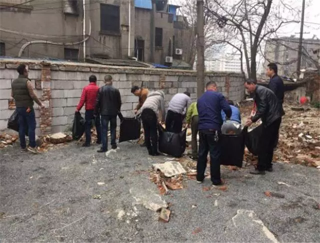 村裡來個乞丐,被眾人嘲笑,事後整村的房子被拆了