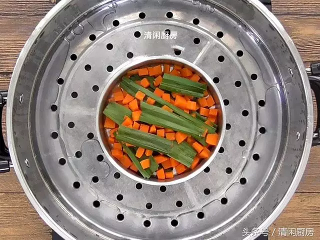 胡蘿蔔發糕的做法,天然金橙色的發糕,製作簡單,一學就會