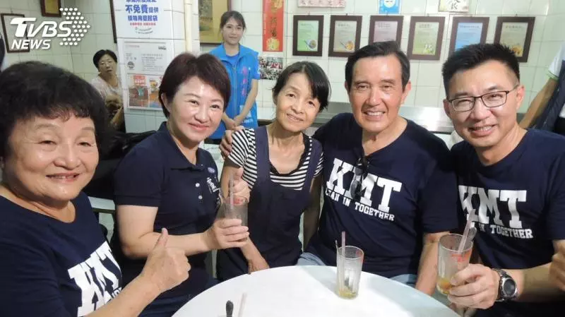 馬英九台中輔選 推銷公益團體中秋伴手禮