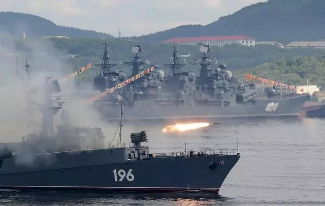敢跟普京叫板!俄軍80艘戰艦殺上門給安倍顏色看看,就問服不服?