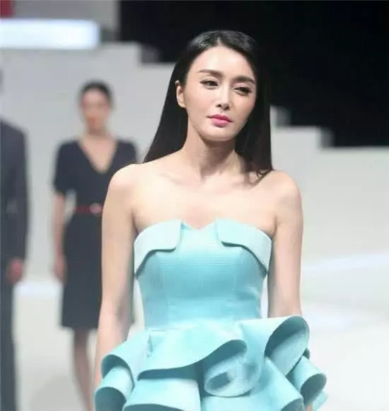 沒有PS過的秦嵐照片:死亡芭比粉都打不敗的女人!
