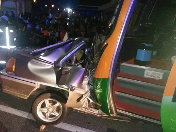 車猛撞反方向巴士恐怖車禍4人當場死