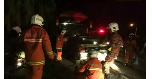 車猛撞反方向巴士恐怖車禍4人當場死