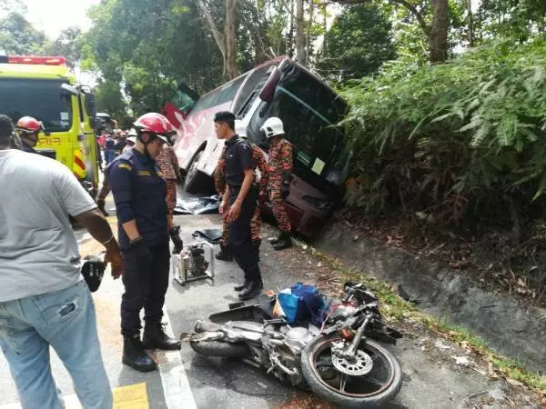 雲頂半山死亡車禍 ,旅巴撞摩哆復墜溝 !Rip