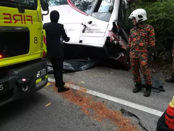 雲頂半山死亡車禍 ,旅巴撞摩哆復墜溝 !Rip