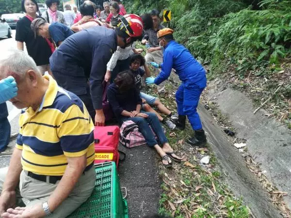 雲頂半山死亡車禍 ,旅巴撞摩哆復墜溝 !Rip