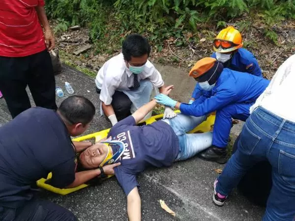 雲頂半山死亡車禍 ,旅巴撞摩哆復墜溝 !Rip