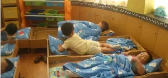 5歲男童幼兒園熟睡中死亡!醫生曝光的原因為所有幼師和家長敲響警鐘!
