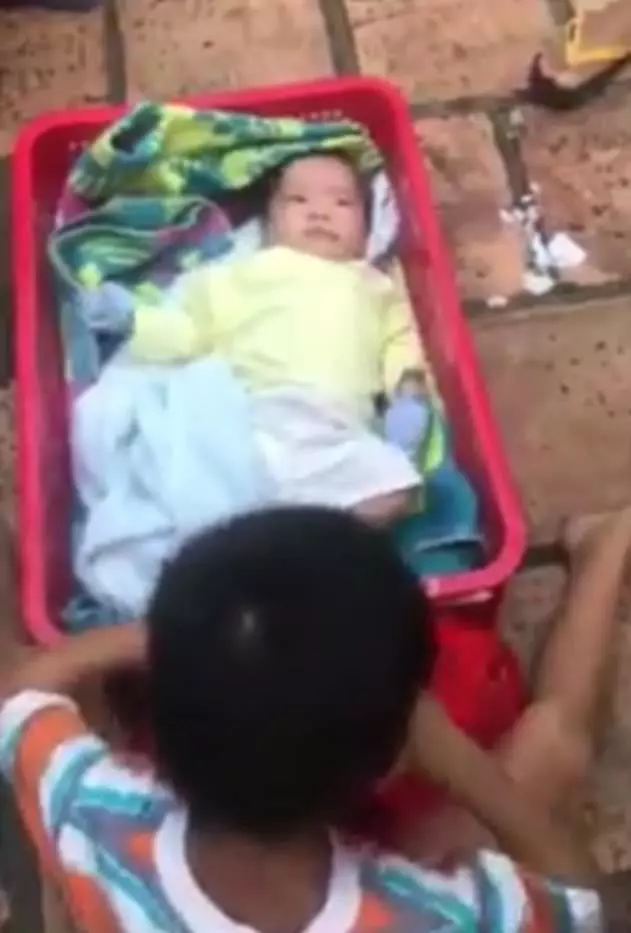 兩個孩子被遺棄在路邊,哥哥守著弟弟不願離開,媽媽卻跑了(內附視頻) -