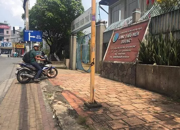 兩個孩子被遺棄在路邊,哥哥守著弟弟不願離開,媽媽卻跑了(內附視頻) -