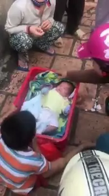 兩個孩子被遺棄在路邊,哥哥守著弟弟不願離開,媽媽卻跑了(內附視頻) -