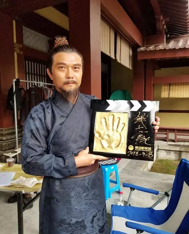 55歲錢小豪老當益壯,90後兒子長相俊朗萬分,前妻近照風韻猶存!