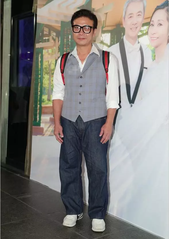 55歲錢小豪老當益壯,90後兒子長相俊朗萬分,前妻近照風韻猶存!